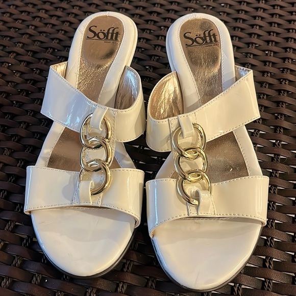 Sofft cream patent leather wedge sandals with gold hardware sz 8M - Picture 1 of 11